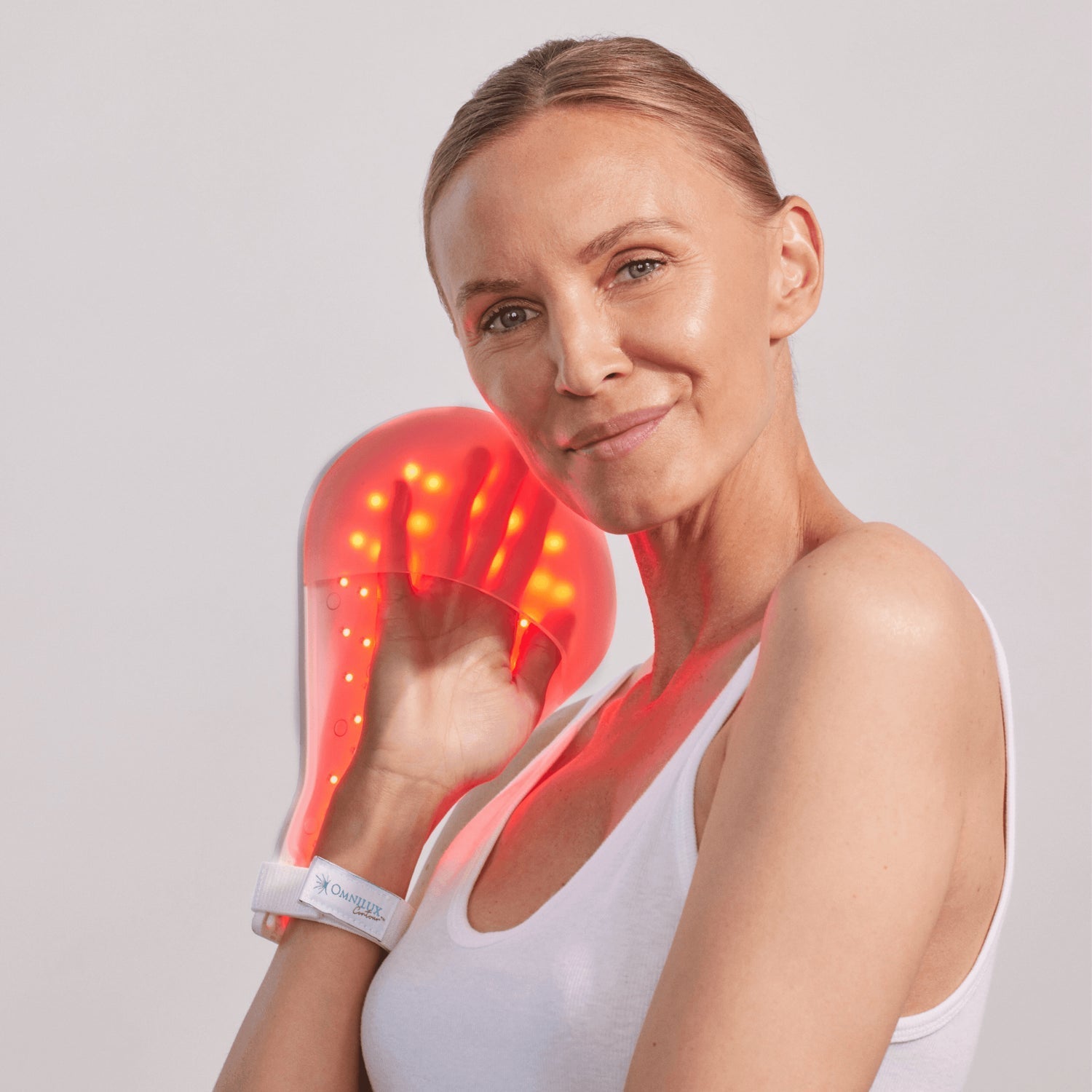 Omnilux Contour Glove – LED Light Therapy Device for Hands – Le Petit Spa
