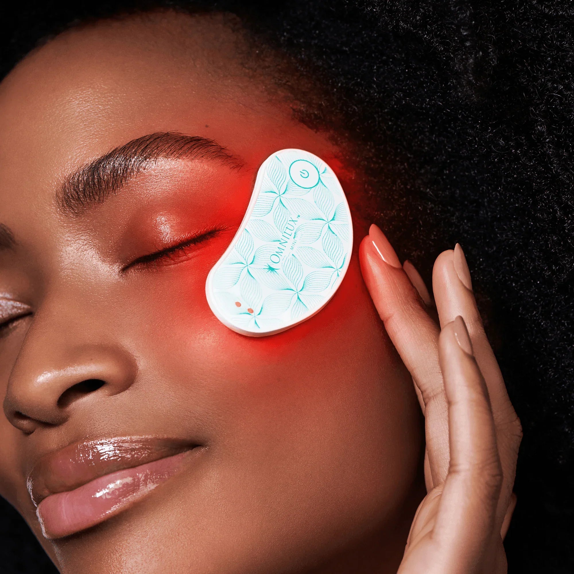 Omnilux Eye Brightener – Targeted LED Light Therapy Patch for Dark Circles – Le Petit Spa
