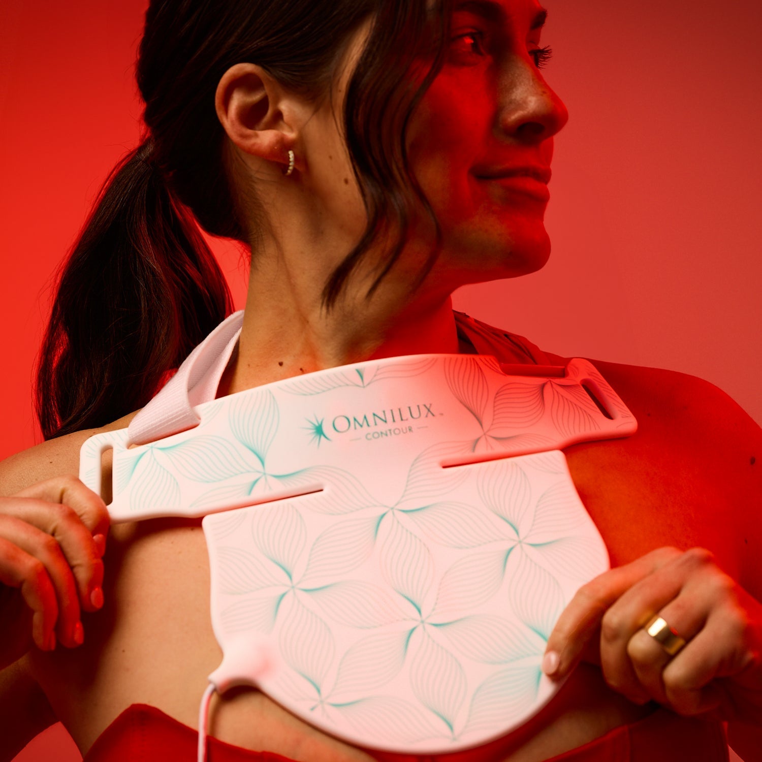 Omnilux Contour Neck & Décolleté – LED Light Therapy Device for Neck and Chest – Le Petit Spa