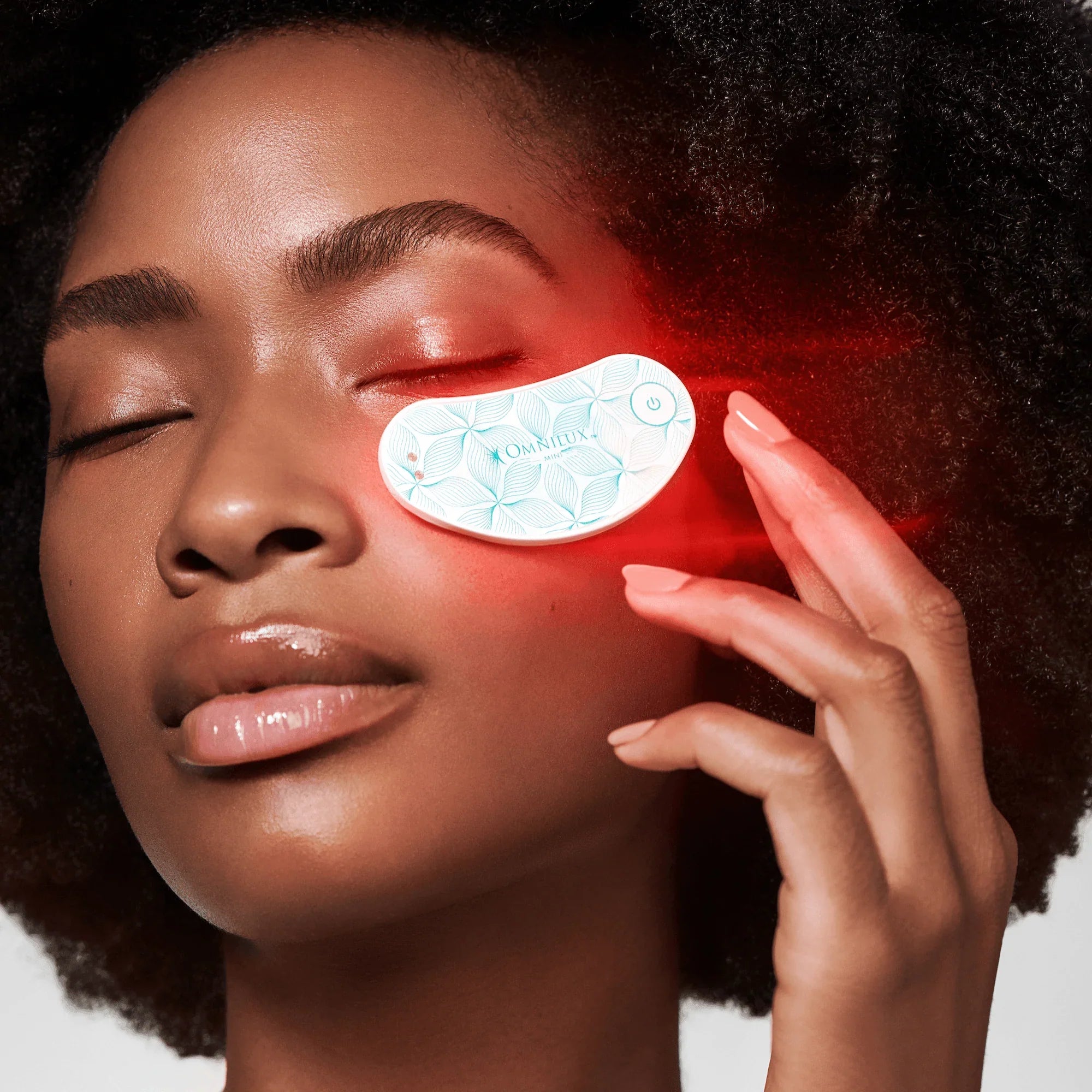 Omnilux Eye Brightener – Targeted LED Light Therapy Patch for Dark Circles – Le Petit Spa